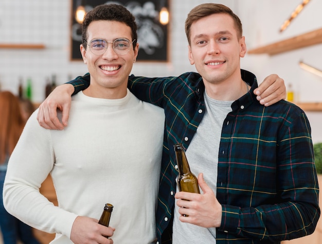 Vue de face d'amis au café