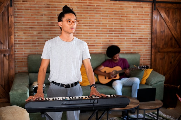 Vue de face amis faisant de la musique ensemble