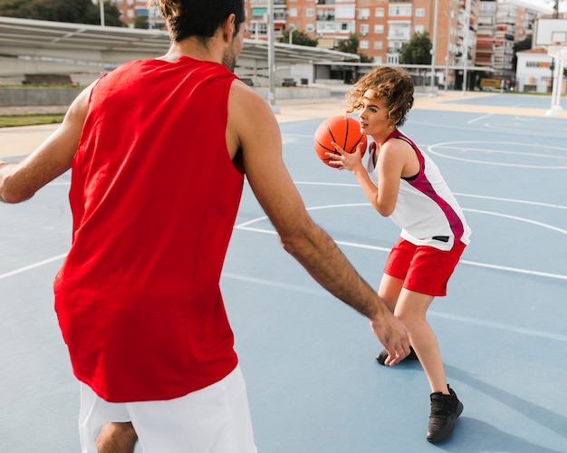 Vue de face d'amis jouant au basket