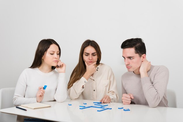 Vue de face des amis jouant au domino