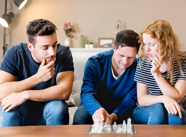 Vue de face d'amis jouant aux échecs