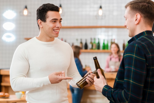 Vue de face amis parler au café