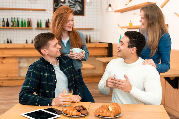 Photo gratuite vue de face d'amis passant du temps ensemble