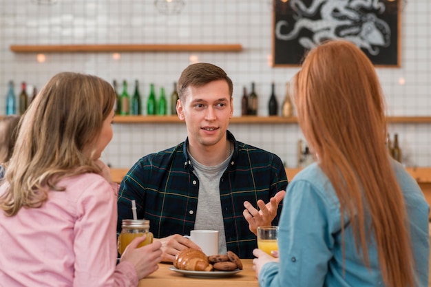 Vue de face d'amis passant du temps ensemble