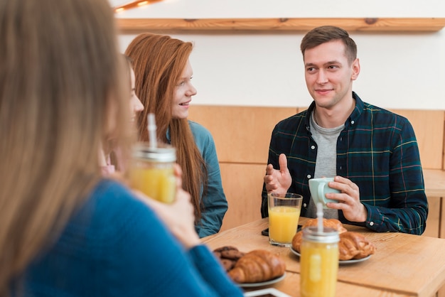 Vue de face d'amis passant du temps ensemble