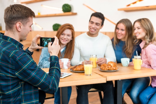 Photo gratuite vue de face d'amis passant du temps ensemble