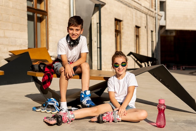 Vue de face des amis avec des patins à roues alignées