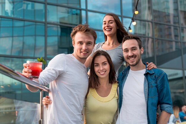 Vue de face des amis posant lors d&#39;une fête