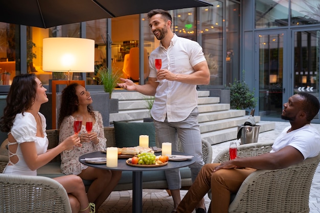 Vue de face amis profitant d'un dîner