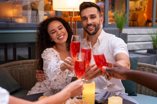 Photo gratuite vue de face amis profitant d'un dîner