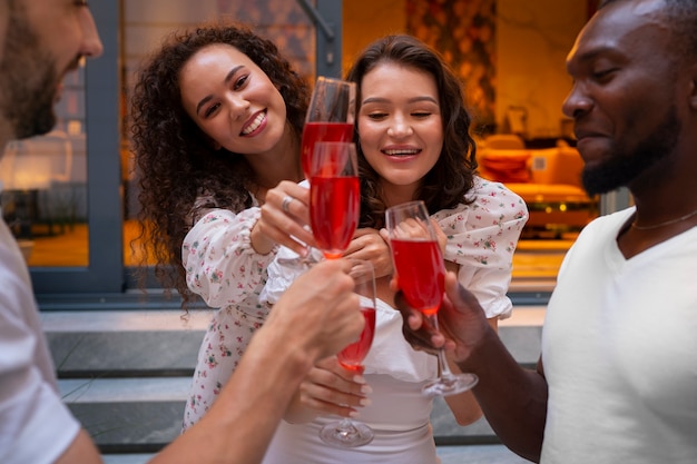 Photo gratuite vue de face amis profitant d'un dîner