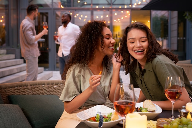 Photo gratuite vue de face amis profitant d'un dîner