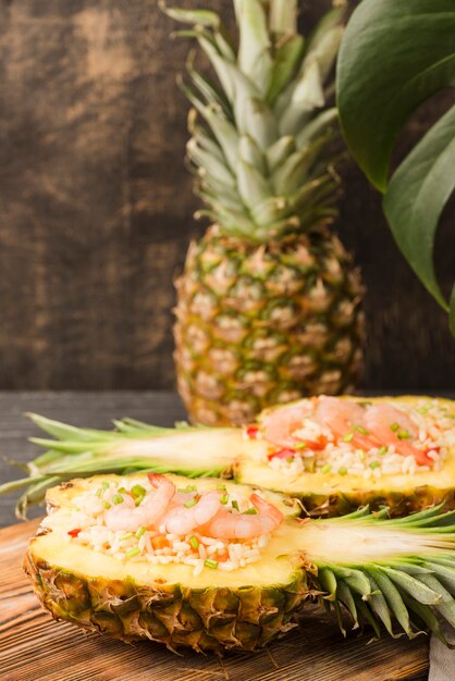 Vue de face ananas et fruits de mer exotiques