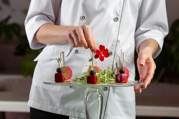 Vue de face de l'arrangement de délicieux plats