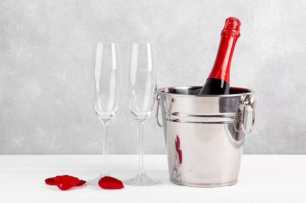 Vue de face arrangement de la Saint-Valentin avec champagne et verres