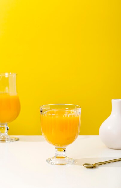 Vue de face arrangement de smoothie orange nutritif