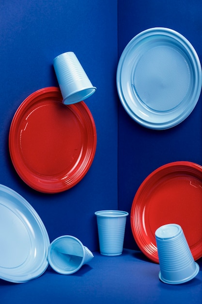 Photo gratuite vue de face des assiettes et des gobelets en plastique