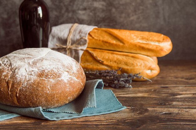 Vue de face de l&#39;assortiment de petits pains fraîchement préparés