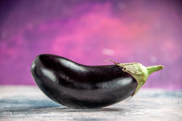 Vue de face une aubergine sur rose