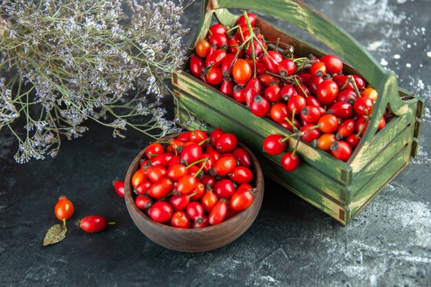 Vue de face de baies rouges fraîches sur un bureau en bois foncé photo de fruits de couleur sauvage de baies de santé