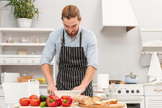 Vue de face, beau jeune homme, cuisine