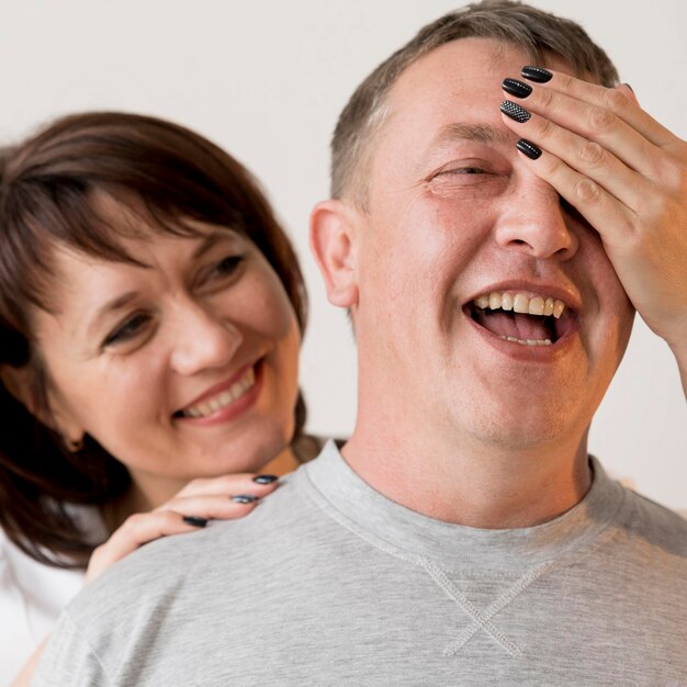 Vue de face de beaux grands-parents