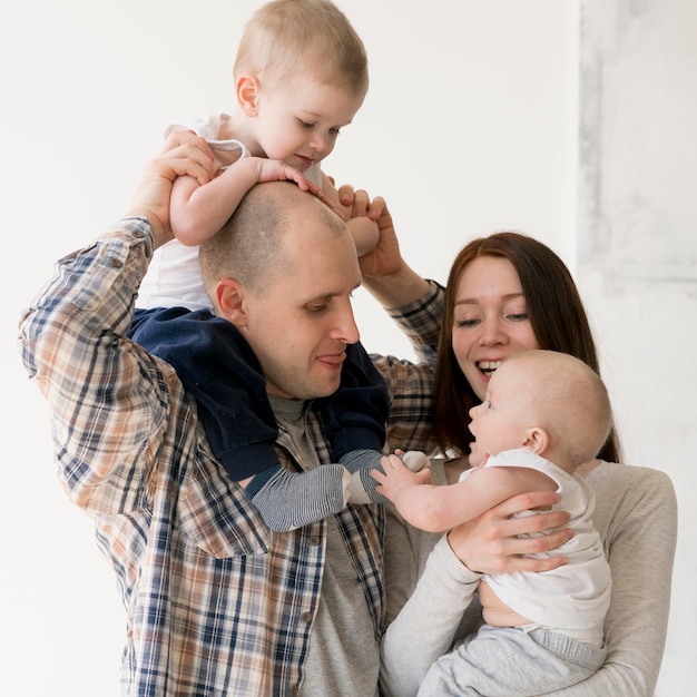 Vue de face de beaux parents avec leur enfant