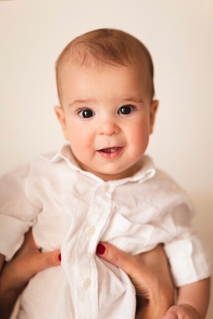 Vue de face d'un bébé innocent