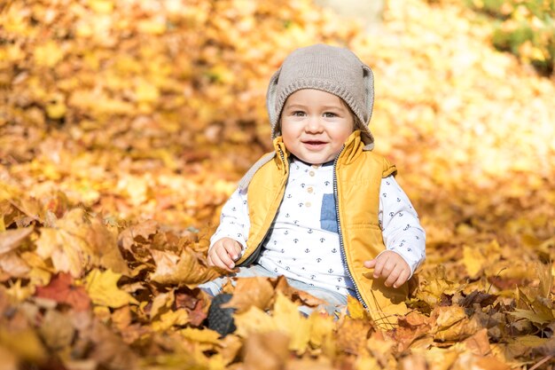 Vue de face bébé mignon avec un chapeau à l'extérieur