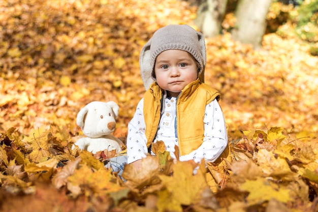 Vue de face bébé mignon avec son jouet