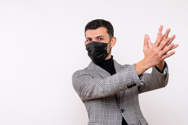 Vue de face bel homme en costume applaudissant des mains debout sur fond blanc isolé