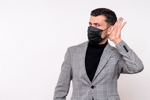 Vue de face bel homme en costume debout sur fond blanc isolé