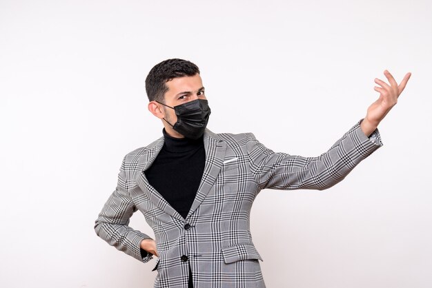 Vue de face bel homme en costume mettant la main sur une taille debout sur fond blanc isolé