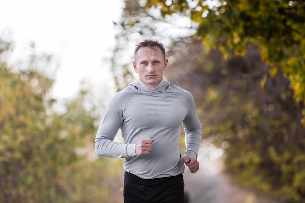 Vue de face bel homme jogging