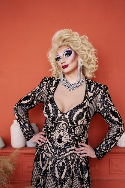 Photo gratuite vue de face belle drag queen posant
