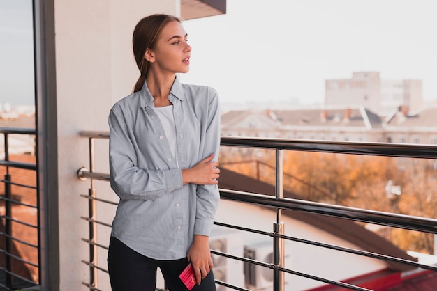 Vue de face belle femme sur balcon