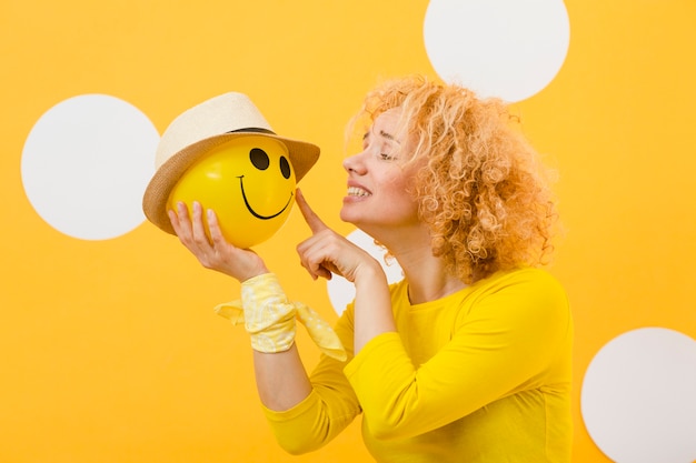 Vue de face de la belle femme blonde