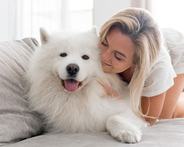 Vue de face de la belle femme et chien