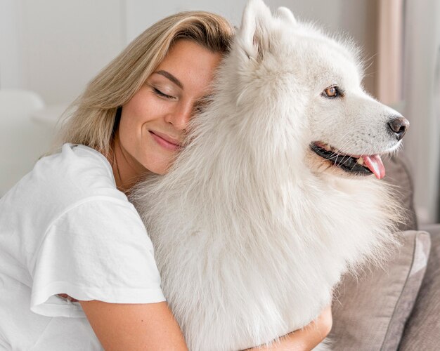 Vue de face de la belle femme et chien