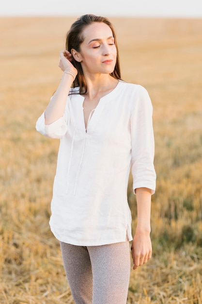 Vue de face belle femme dans la nature