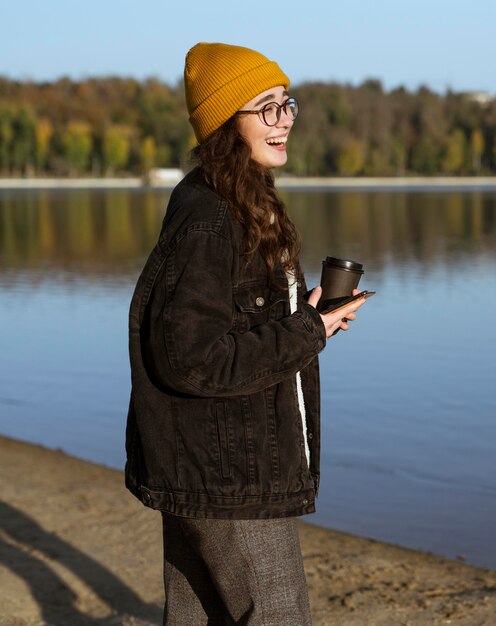 Vue de face de la belle femme dans le parc