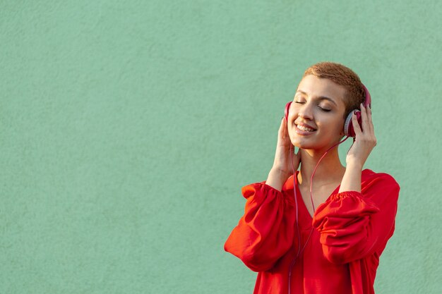 Vue de face de la belle femme avec espace copie