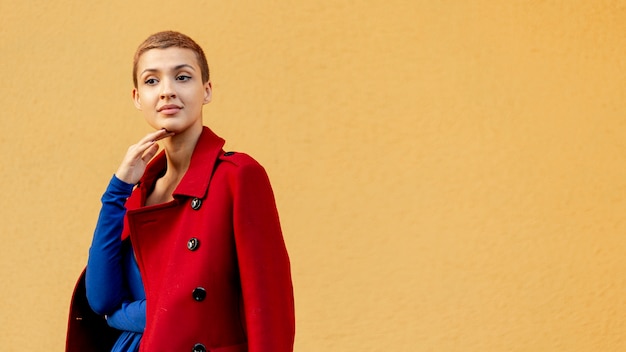 Vue de face de la belle femme avec espace copie