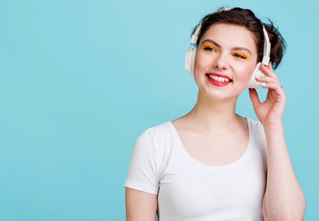 Vue de face de la belle femme avec espace copie