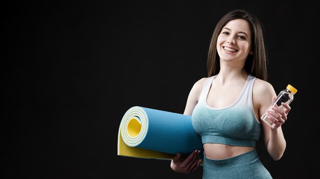 Vue de face de la belle femme avec espace copie