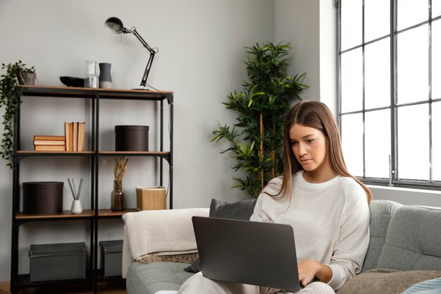 Vue de face de la belle femme faisant une activité intérieure