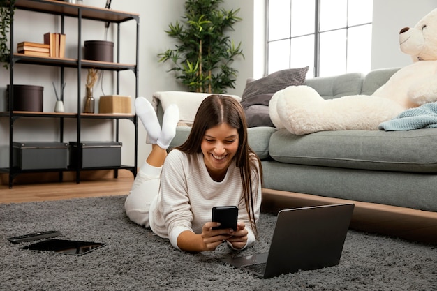 Vue de face de la belle femme faisant une activité intérieure