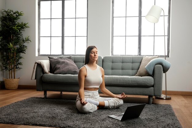 Vue de face de la belle femme faisant une activité intérieure