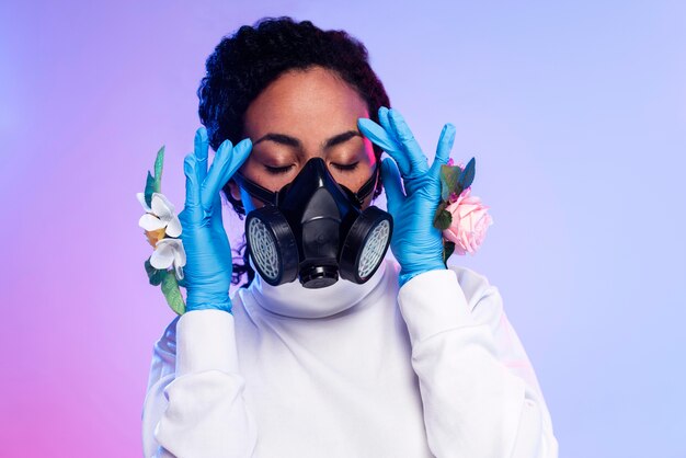 Photo gratuite vue de face de la belle femme en gants floraux et masque respiratoire