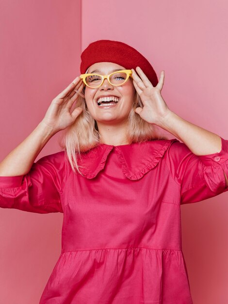 Vue de face de la belle femme heureuse